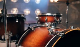 drum-kit-drum-set-percussion-instrument-nobody-P4XT9RL (1)